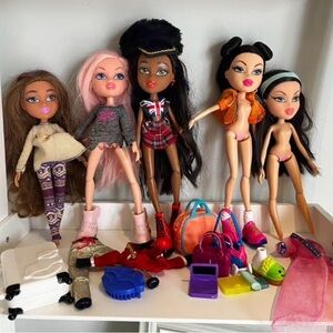 Bratz doll lot with some accessories